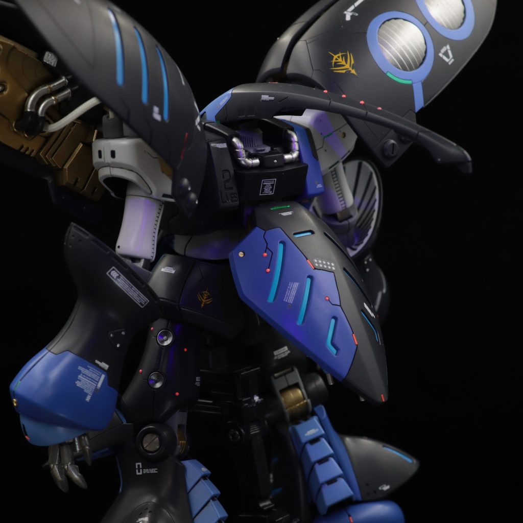 背面も偏りが出るようなディテールと塗装に。ちなみに本体グレーは2種類で塗り分けてますが、明度が似たような色だったため撮影だと分かりにくい...