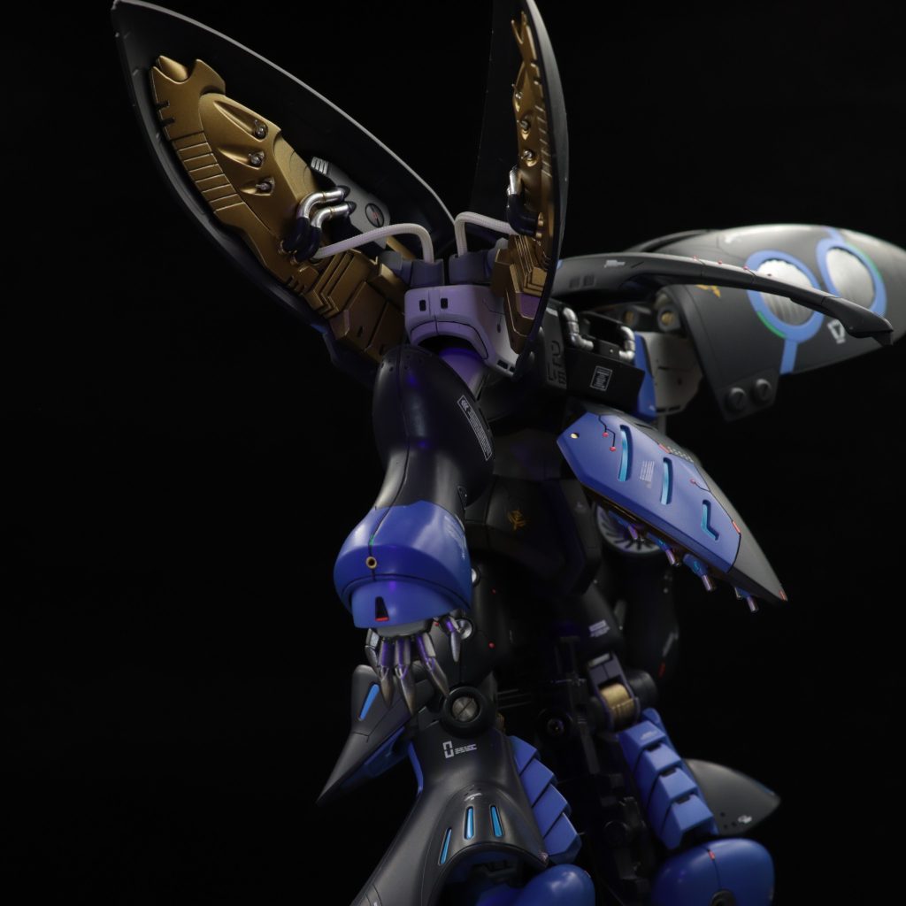 バインダー内はバイピングやメタルパーツを追加。