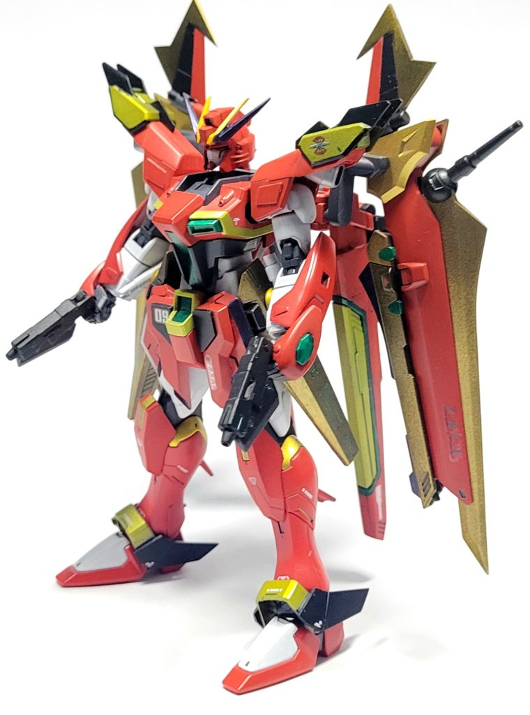 デスティニーの系列機体にしようと色々と悩んだ結果、下半身と顔、腕をそのままデスティニーに。胴体はウィンダム、肩はフリーダム炎。バックパックはノワールを改造したものになりました。