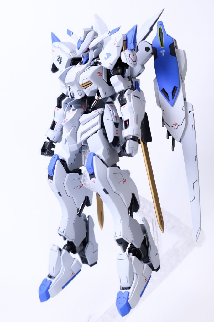 腰周りが特に貧相に感じたのでフロントスカートは大型化し、サイドスカートはジャンクパーツからのスクラッチをして変えてみました。