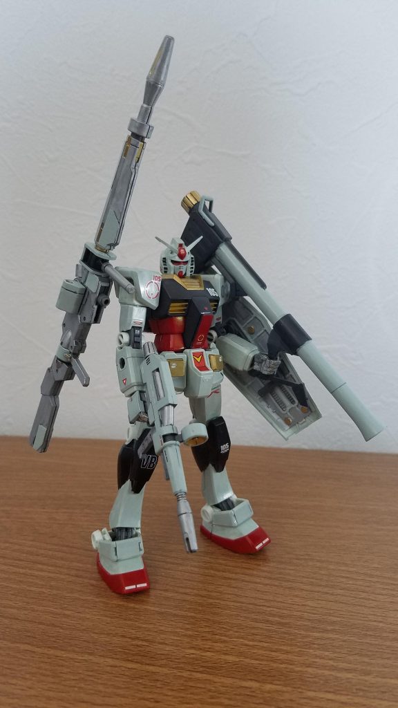 デミトレの拡張パーツを使い、武装強化。通常のバックパックだと接続できないので、バックパックをスクラッチしてナイフとライフルをラック。特徴の一つであるライフルの可動も生かして、中々収まりよく仕上がったと思ってます(自分の技術力では…)