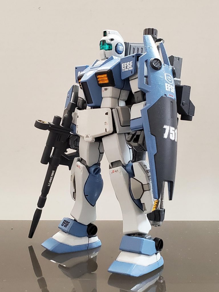 こちらが換装作業を施した高機動型の姿😊🎶機体色はライトグレーとオーシャンロウブルーがメインカラーリング❗一部ミディアムグレーとバックパックをファントムグレーで塗装🎶
