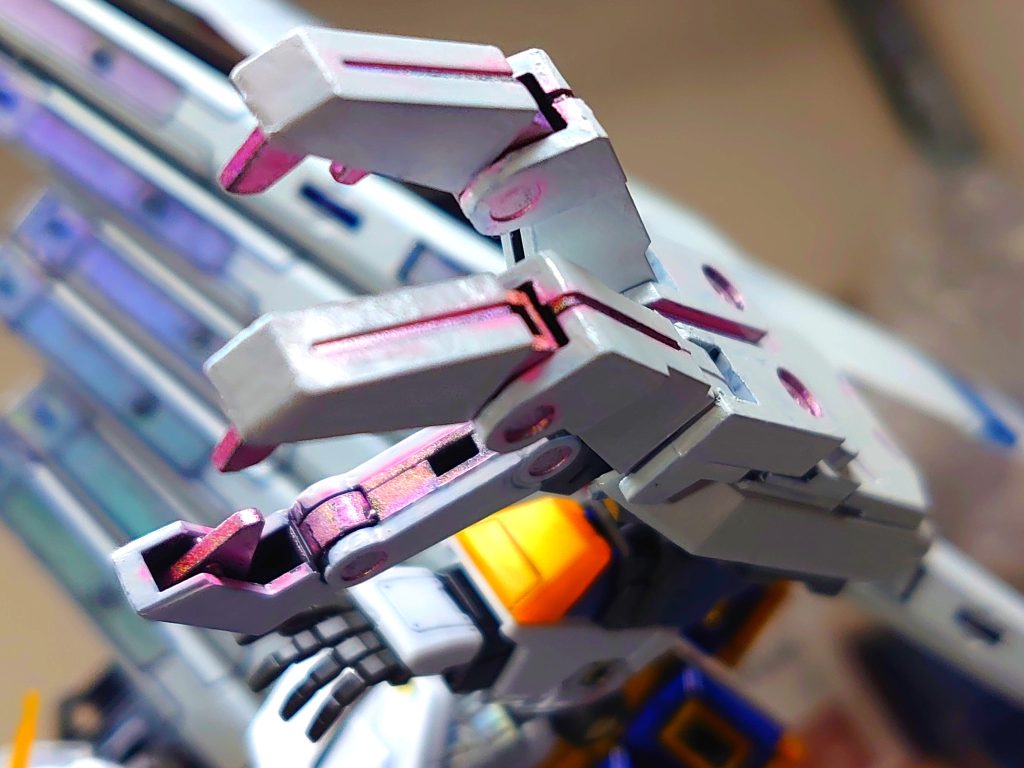 VNシールドシステムウェポンキット003から制作カラーリングは、νガンダムのシールドがホワイト基調の為、ホワイトベースです。爪や大きめモールド部は、ホロカラーレッドにしています。ホロカラーレッドを使ったのは、福岡ユニコーンが赤い為、色味で繋がりを表現しました。アームドアーマーVNと違い、シールドで三本爪なのが、試作形状みたいで、コンセプトにマッチしています。