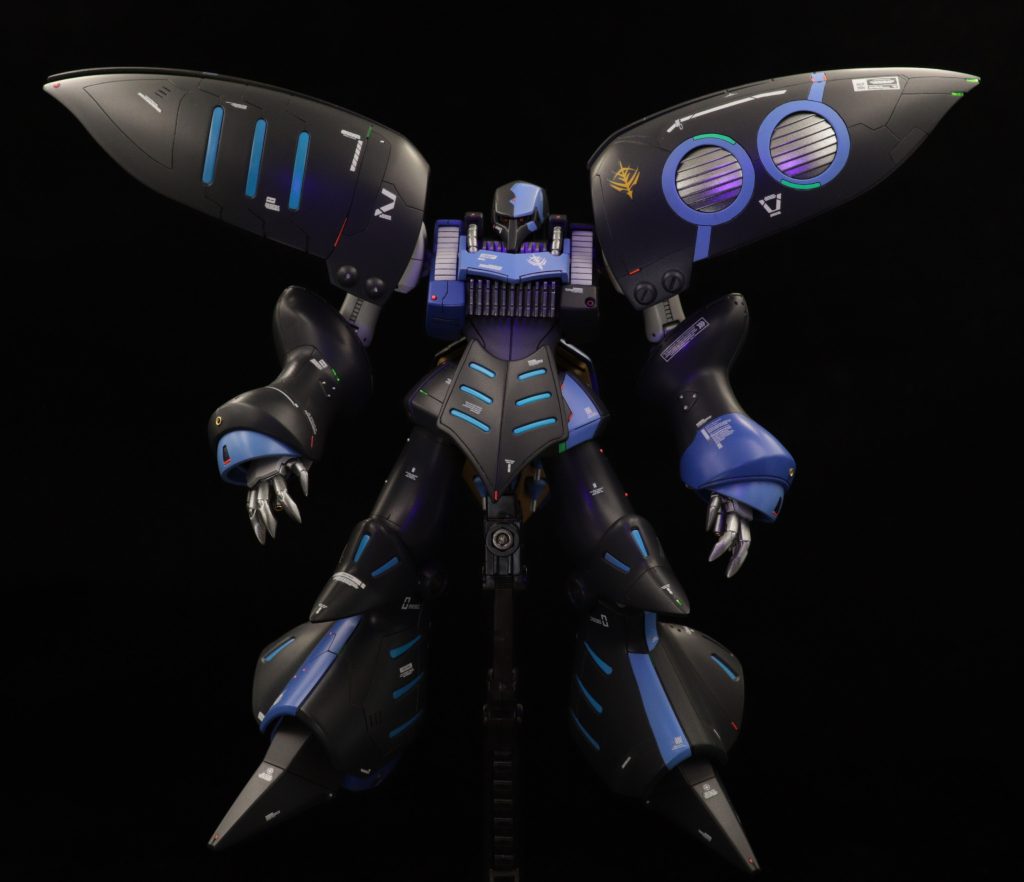 独特な肩のバインダーデザインを生かす為、左右で違った見方が出来たらと弄りました。手首はダナジンのから。各所にレッドポイントやらメタルパーツを追加。結果めちゃくちゃなデザインになりましたが満足です笑