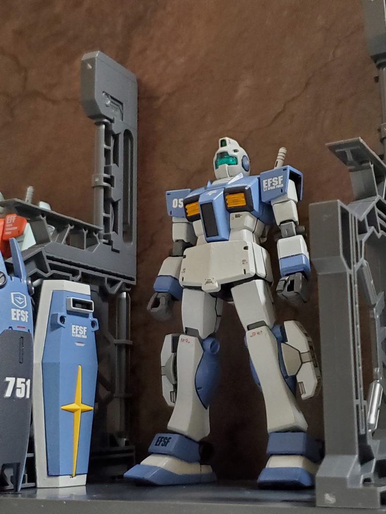 05小隊隊長キッシンガム中尉の戦績を評価した将軍は直轄の第7艦隊への合流を指示❗それに伴いキッシンガム中尉のジムを試作検討されていた高機動型への換装を決定✨ジャブローにて換装作業が開始された😊🎶