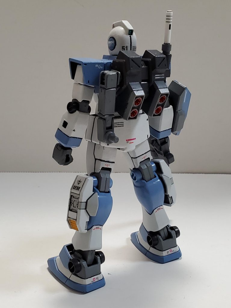 Lia view~🎶バックパックはジムストライカーから拝借💦両足ふくらはぎについてるスラスターユニットはEZ-SRから頂きました~😊✨バックパック左側には穴を開けてフレキシブルアームを装着🎵足はジャンクと化したジムより頂き、ノーマルと高機動型の二種類を用意し、自由に交換できるようにしました~👍🎶