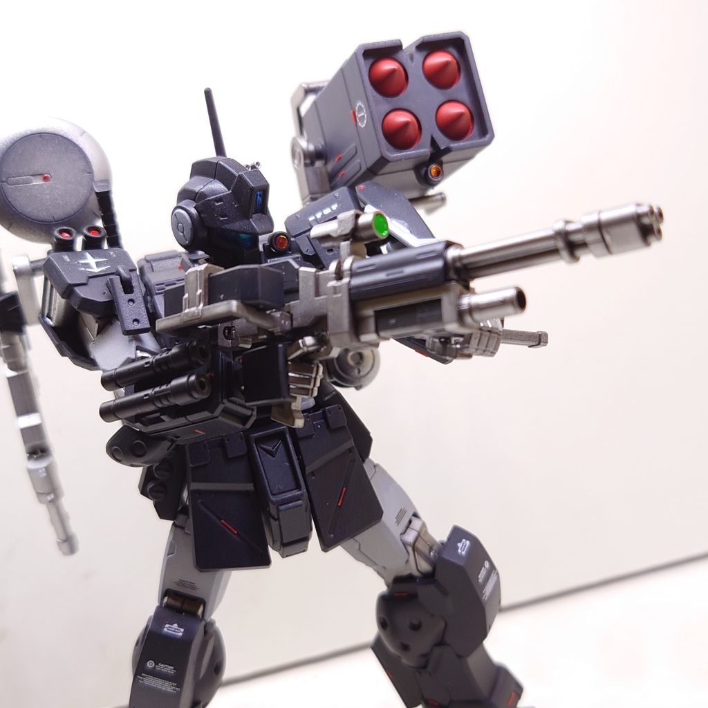 ジムスパルタンが装備する火器多銃身による連射と迅速なマガジン交換ギミックにより面制圧を可能とする。