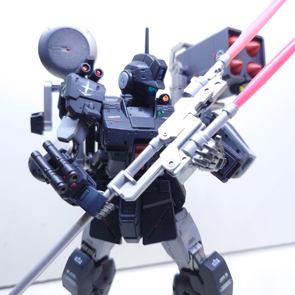 パイロットはこの武装で敵機体の手足を切り落とし無力化した上でコックピットを時間を掛けて潰す戦闘スタイルをとる。