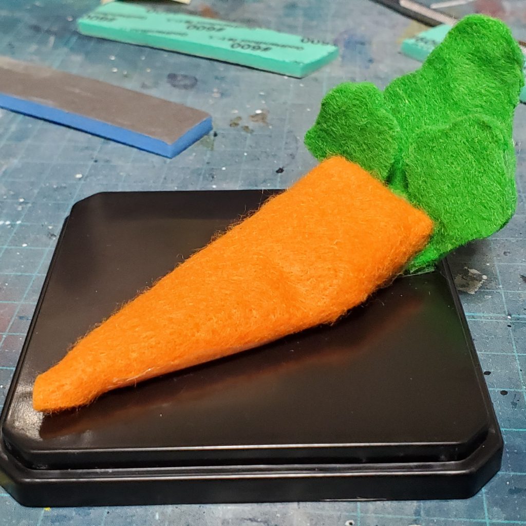 ニンジンの形をしたクッション。フェルトの中に綿を入れています。