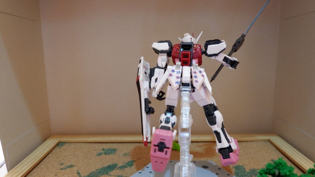 リアアーマーと背中に飾り付けが