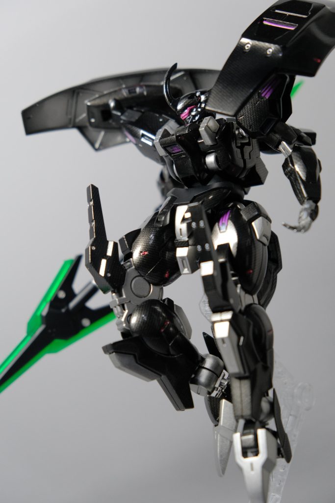 カーボン塗装の方法としてガイアexブラックで下地塗装→乾燥後にストッキングを押し当てながらガンメタルを吹くという手法をしてみました。大きい凹凸があるとストッキングをうまく当てられず塗装にムラができてしまうのが苦労しました。でも1番苦労したのは「大の大人(男)がストッキングを買う」ことですね。妻に見られたときはこの世の終わりかと思いました。