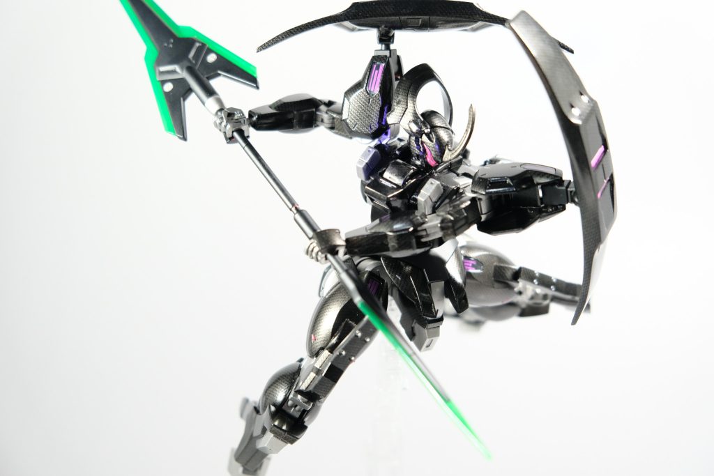 カーボン塗装が1番のアピールポイントなので過度なディテールアップはしておらず、基本的にはキットの既存ディテールを活かすように製作しました。内容としては・マスキングによるシルバー塗り分け・既存モールドに赤のラピーテープ&レジンでセンサー化・ヒザ、槍にメタルパーツ貼付け以上となります。デカールも1枚貼って「いらないなコレ」と思い途中でやめました(笑)