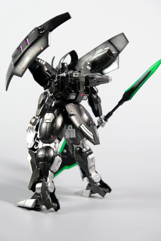 背中がセクシーで気に入ってます。ちなみに緑のラインセンサーはカーボン塗装にマッチするため100均の蛍光シールを上から貼って紫に変更してます。