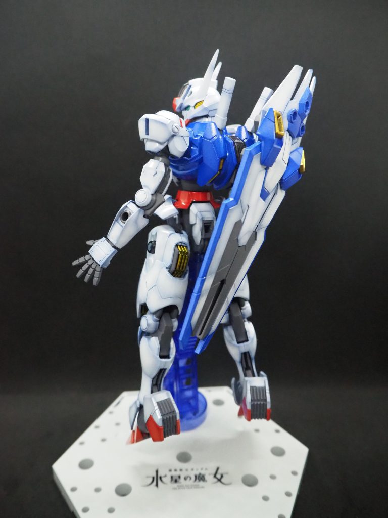 改修点しては、プラ板での腰部/腕延長、パテによる肉埋め、肩部造形変更、各部合わせ目消しをしています。パテでの造形変更で改修跡が残ってしまいました。。