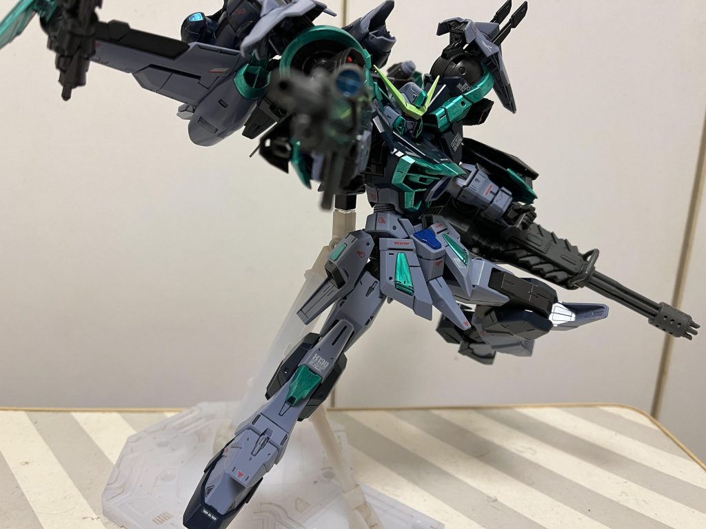 とにもかくにもSEEDポーズ。このカラミティ、肩にビーム砲やらミサイルやらあるせいで、腕の可動に難があるのがね、、