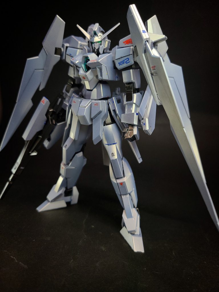 ストライダー形態時の機首を兼ねる主武装「ハイパードッズライフル」は、1射でMS2機を貫通する威力を持つ[12]。リアスカートアーマーには全ウェア共通の標準装備である双刀式のビームサーベル2基、両肩にはストライダー形態時の機銃となるビームバルカンを2門、左腕には小型のシールドを装備する。