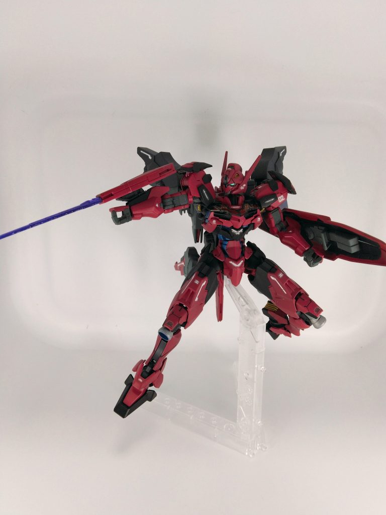 仮面の人と言えばシャア!ファーストの世代としてはどうしてもそこにいってしまいますのでシャアレッドをベースに塗装。プロスペラは本物の母なのか?本物であるならば、旦那を殺され師を殺され復讐を考えているはず。自分専用機としてルブリス2号機を作り、仮面をつけることでガンドアームの力を極限まで引き出せるようにした!と妄想をして配色は暗めにしてみました。