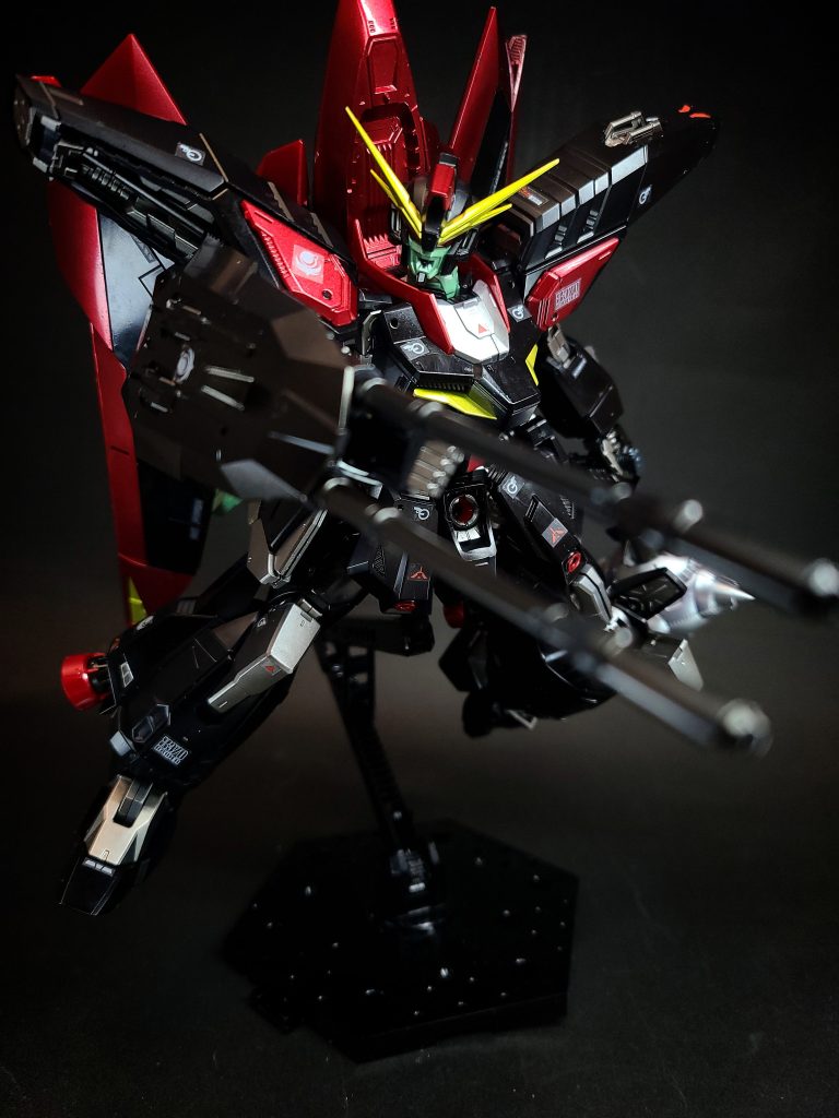 2連装52mm超高初速防盾砲右腕に装備されたシールドと2連装高初速機関砲を組み合わせた複合武装で、連射性能に優れる中距離用火器[2]。ビーム砲とする資料[9]と実弾砲とした資料[4]、高速弾を発射するとした資料[3]、実弾又はビームとした資料[2]が混在し一定しない。形態を選ばずに使用可能で、MS形態では腕部、MA形態では肩部のラックに装着される[8]。グリップが折り畳まれているため、これを展開すればマニピュレーターによる手持ちも可能。