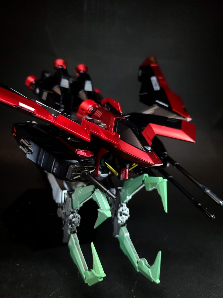 短距離プラズマ砲「アフラマズダ」腰の大型クローの付け根に位置し、MA形態時に接近して、クローで敵機に対してのゼロ距離攻撃に使用される。プラズマを打ち出す銃火器にもなり、出力とバレル調整で先端に小型のビームサーベルを形成することもできる[8]。MS形態での使用の可不可は不明だが、書籍においてはMS形態で本装備を展開したイラストも見られた[10]。アフラマズダは、ゾロアスター教の最高神「アフラ・マズダー」に由来する。