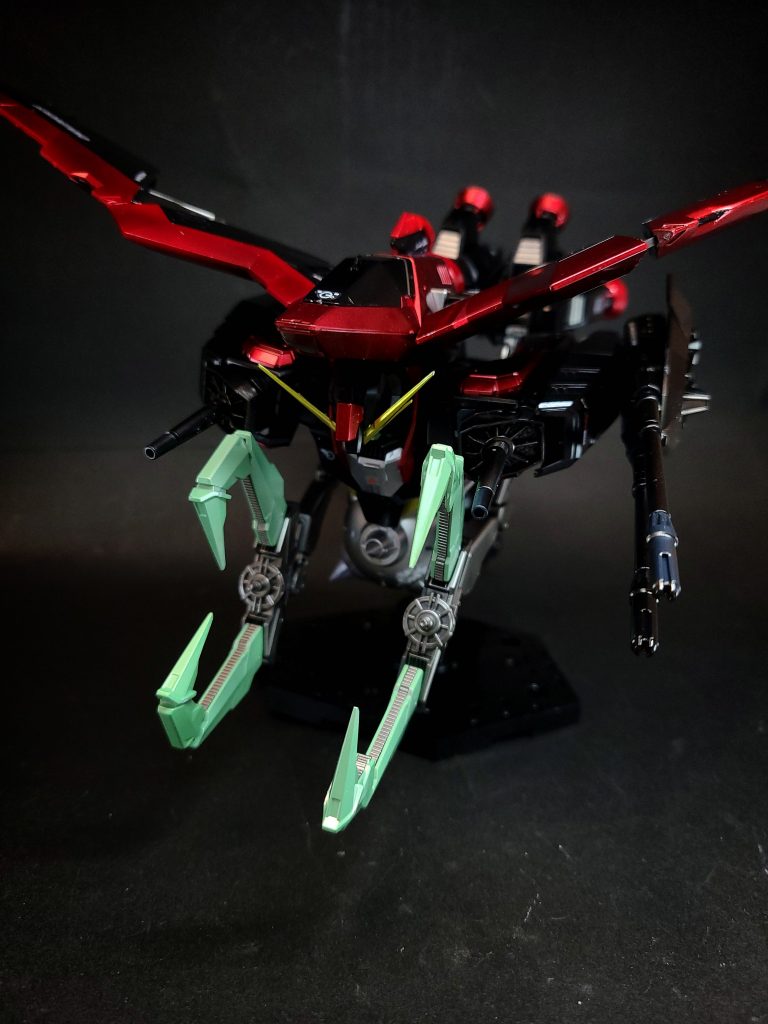 武装100mmエネルギー砲「ツォーン」顔面の砲口より発射される高出力エネルギー砲。複列位相エネルギー砲の系譜に当たる[2]。射程は短いが、機体の機動性との相乗効果で高い威力を発揮する[8]。ツォーンはドイツ語で「怒り」の意。MS・MA両形態で使用可能。