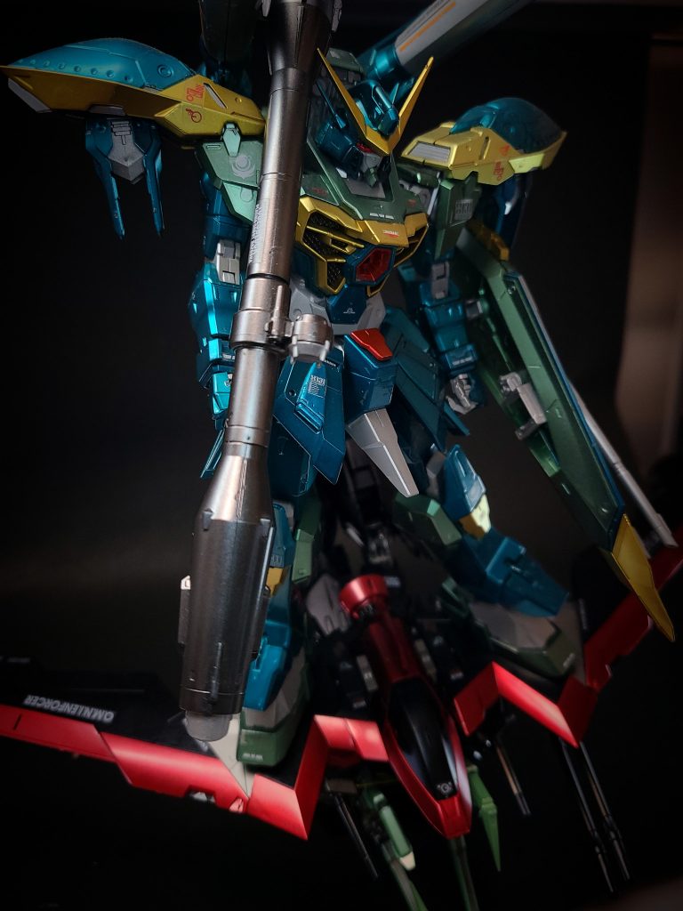 初期GAT-Xシリーズの1機GAT-X303 イージスガンダムと同じくX300系フレームを採用した可変MSとして開発されたが[2]、より簡素化した変形機構を導入している[2]。イージスガンダムは主に宇宙空間での対艦戦闘を想定したMA形態を採用していたのに対し、レイダーガンダムは大気圏内運用も考慮されており[3]、背中の大型可変翼を展開した猛禽のような飛行型モビルアーマー (MA) に変形する。設計も対艦戦を重視したイージスに比べ、対MS戦を重視したものとなっている[3]。また同じ後期GAT-X機のフォビドゥンガンダム同様にMS形態においても大気圏内の空中戦闘を行える。この可変機構と機体特性を生かし、MAの機動性で敵を撹乱しつつ接近、瞬時にMSに変形して打撃を与え、再びMAに変形して離脱するという、レイダー（襲撃者）の名の通りの一撃離脱戦法を基本戦術とする[3]。また、MA形態では僚機を搭乗させ、空輸する事も可能[7]。