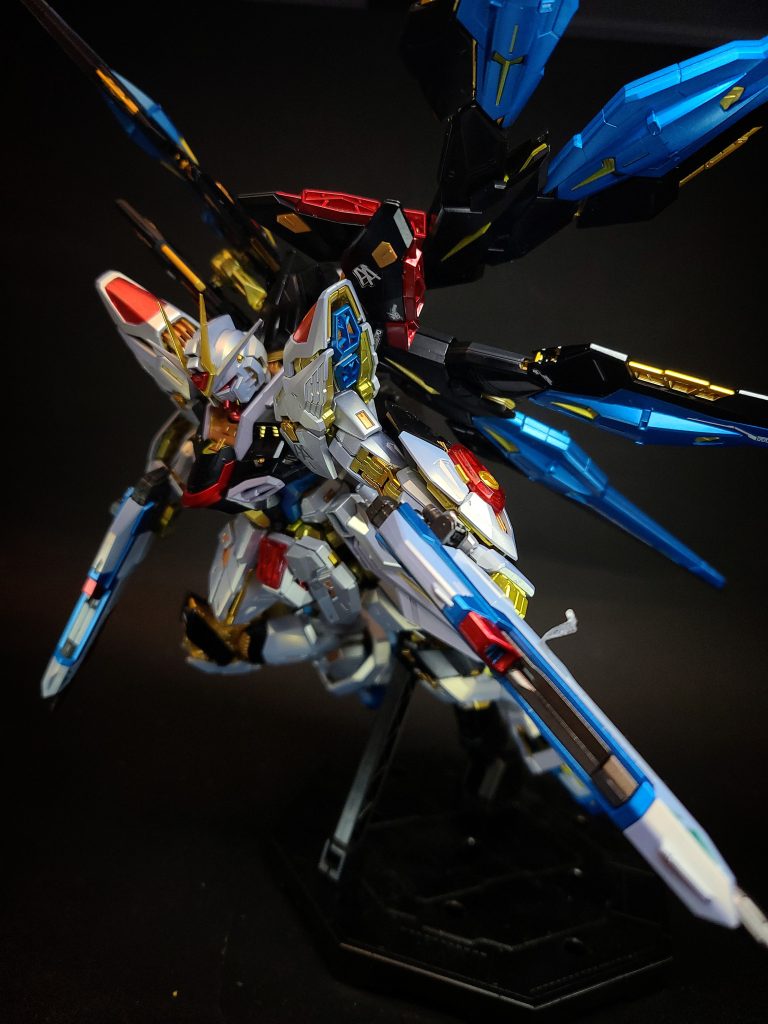 機体構造（ストライクフリーダム）頭部スーパードラグーンや増強された火器の情報需要に対応するため、本体頭部の複合センサーは多層マルチアレイ化され、情報処理能力を強化されている。頭部ブレードアンテナ基部にはイタリア語による数字標記（20を表す「venti」）、『機動戦士ガンダムSEED DESTINY』の第3期OPのストライクフリーダムのブレードアンテナ基部には、“Liberta Modifica（自由・改変）”の文字が書かれている。装甲外部装甲にはVPS装甲を採用し、優れた対弾性を持つ。一方で、各部には外部装甲を、内部骨格の動きに連動して可変移動させる機構が採用されている。内部骨格の動きに連動させた、外部装甲可変移動機構は、限りなく人体に近い可動と高い機動力を実現した機構である。しかし、同時に装甲の間に隙間を生み、防御力の低下を招いてしまう機構でもある。量子コンピュータによる戦闘シミュレーションでは被弾率0には成らなかったものの、僅かな装甲の隙間による防御力の低下という不利点より運動性の向上という利点の方が大きいと判断され、さらに、開発を請負った技術者達の、キラに対する絶大な信頼が事を後押しし、導入に踏み切られた。この判断は正しく、実戦ではキラの操縦技術はシミュレーションのデータを凌駕しており、防御力の低下は問題が無かったどころか、もしこの機構が導入されていなかった場合、キラの反射速度に機体が追随出来なかったであろう事が判明している。また、この外部装甲可変移動機構は機体内部に漏れ出た光の排出にも寄与する。同システムは本機の成功によりデータが潤沢となったため、エースパイロット専用に同様のシステムを導入した機体も作られ始めている。