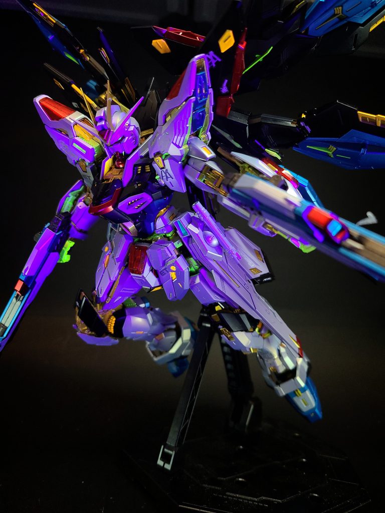 フレームストライクフリーダムの内部骨格部材はPS装甲素材で造られており、対弾性に優れる[118]。アクティブ状態ではゴールドにフェイズシフトし、人体のような柔軟な駆動性を持たせる[123]。また、キラの卓越した技量故の反射速度の高さは、設計限度目一杯の負荷を機体にかけるため、高機動に耐えるべく、各部に振り分けられたパワーが関節部のPS装甲から光として漏れ出し、発光現象を引き起こす。