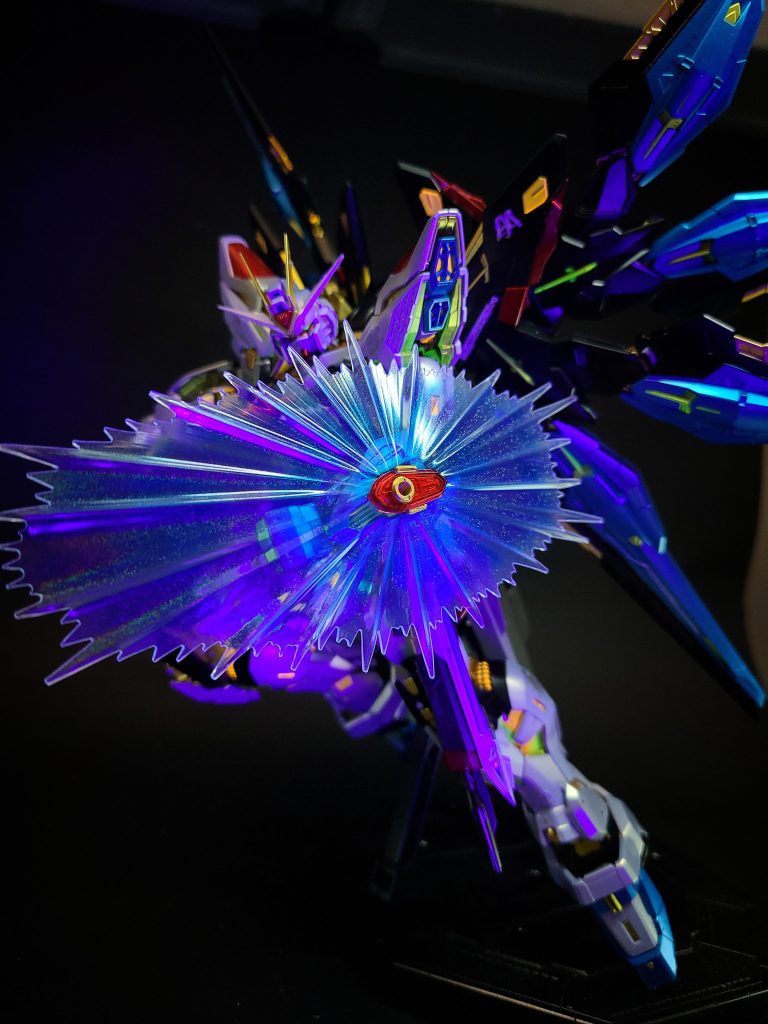 MA-M21KF 高エネルギービームライフル旧フリーダムに装備されたMA-M20 ルプスの改良モデル。両手で計2挺を携行し、二つのビームライフルを前後に連結することで、より長射程・高出力となる[87]。複数敵機に対する攻撃に加え、遠距離・近距離戦といったあらゆる状況に対応する装備であり、使いこなすには、適切な状況判断を行うことが必要とされる。非使用時には、両腰にマウントされる。