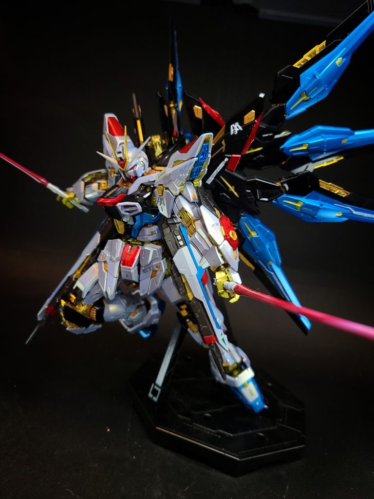 MA-M02G シュペールラケルタビームサーベルMA-M01ラケルタの改良モデル。ザフトのセカンドステージ各機に採用されたヴァジュラ系のビームサーベルに対抗するために強化された[87]。M01同様、2基のデバイスを連結させた「アンビデクストラス・ハルバード」モードとしても使用可能だが、キラが二刀流の高速戦闘を得意としていたため、使われることはなかった[127]。「シュペール」とはフランス語で「スーパー」の意味