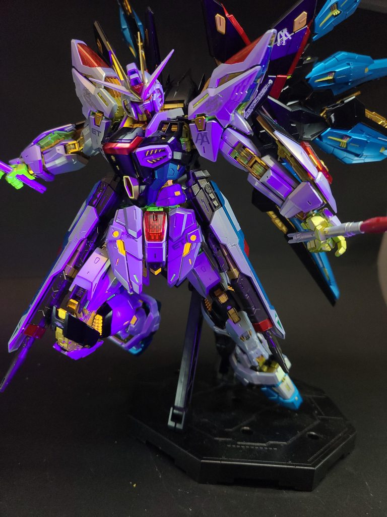 MX2200 ビームシールド両腕部に装備されたビームシールド発生装置。ハイペリオンに搭載されていたモノフェーズ光波防御シールドに、さらなる改良が加えられて完成した。従来の実体式シールドに比べ、防御機能は遥かに向上し、同時に総重量の軽減にも一役買っている