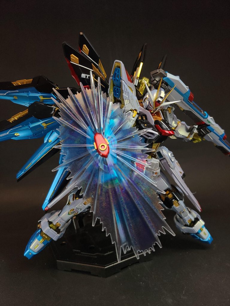 MMI-M15E クスィフィアス3レール砲旧フリーダムのM15を発展させた両腰の電磁レール砲兼AMBACユニット。砲の格納形体は従来の3つ折り式から2つ折り式に小型化されているが、威力はむしろ向上している[121]。また、M15と同様ビームサーベルラックおよびスラスターユニットとしての機能も有している。ビームライフルを両腰にマウントする際には、レール砲は後部にスライドされるため、その間は使用できない[121]。