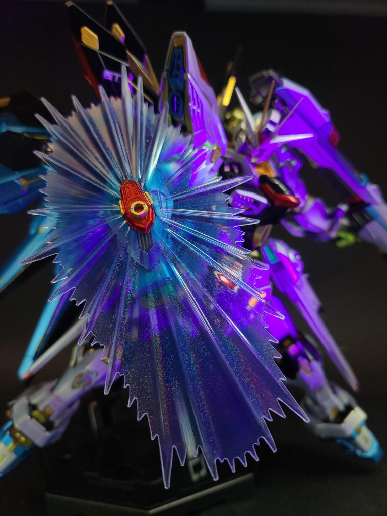 EQFU-3X スーパードラグーン 機動兵装ウイング背部に装備された、ヴォワチュール・リュミエールシステム兼武装プラットフォームの機能を持つ可変式機動兵装ウイング。武装プラットフォームには、スーパードラグーンという兵装をマウントしているため、「スーパードラグーン 機動兵装ウイング」と呼ばれる。高出力の兵装を多数搭載するため、高品位・大容量パワーコンジットを内蔵した強度の高い大型マウントアームによって本体と接続されているヴォワチュール・リュミエールシステムスターゲイザーに搭載されていた惑星間航行用推進システムの発展形である光パルス高推力スラスター。その繊細な操作には優れた判断力と熟練が要求されるため、キラ以外が性能を最大限に発揮する事は困難である。ストライクフリーダムに搭載されたタイプは武装プラットフォームからスーパードラグーンをパージすることで、このスラスターを最大限に活用することができ、基部から青白い光の翼を放出し、より驚異的な高速戦闘が可能となる[131]。D.S.S.D.は民間の非軍事組織であるが、ザフトが同システムの基礎技術を共有していた事から搭載に漕ぎ着けた。ストライクフリーダムはこのヴォワチュール・リュミエールシステムの他、ウイング部に赤色の「ウイングスラスター」を設けている。