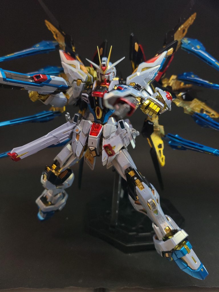 スーパードラグーン武装プラットフォームに合計8基装備されたドラグーン。スーパードラグーンは第二世代ドラグーンをベースとしながら、キラの空間認識力に合わせて改良を加えたモデルとも評される。スーパードラグーンは、旧フリーダム以上の同時マルチロックオン能力と、変幻自在のオールレンジ攻撃能力を獲得しているが、マルチロックオンシステムの制御とスーパードラグーンの誘導には、膨大な量の情報処理をパイロットに要求するため、キラでなければ性能を最大限に発揮させることは不可能である。尚、地上での分離使用はできない。MA-80V ビーム突撃砲スーパードラグーンに内蔵されたビーム砲。放出される荷電粒子を、ビームソードのように砲口前方に固定することで、スーパードラグーンを格闘兵装として用いることも可能である[129][118]。カオス、ガイアに搭載された「MA-81Rビーム突撃砲」と同系列の物。