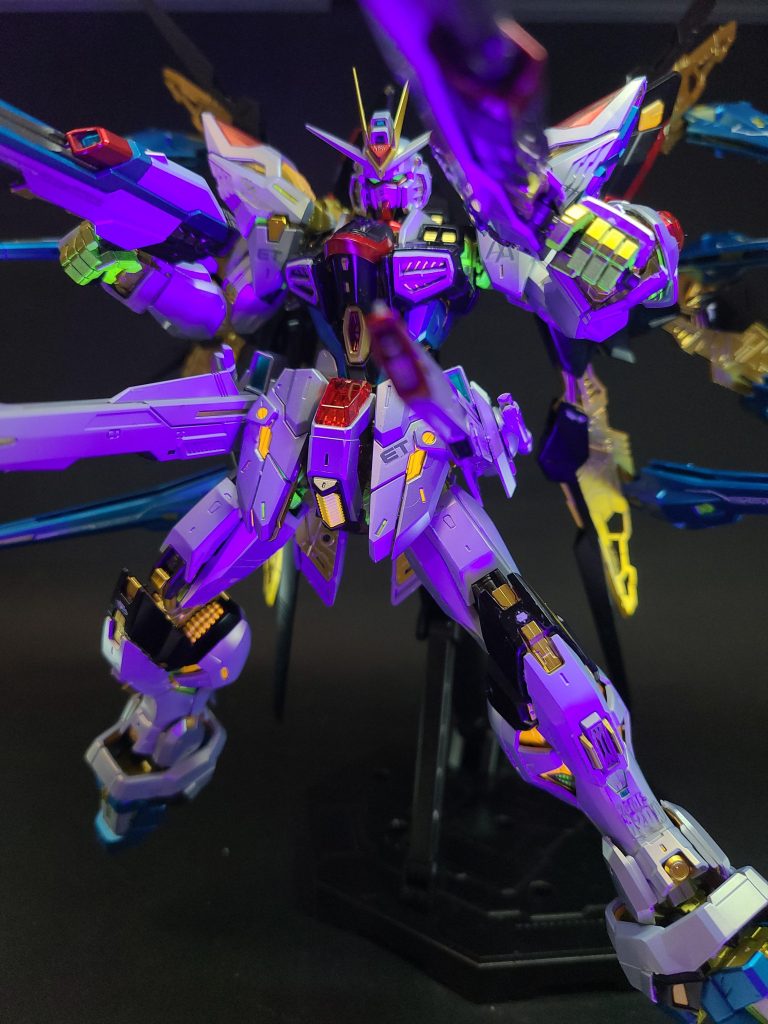 ハイマットモード前型のフリーダムより引き続き採用された形態。機動兵装ウイングを展開する事で姿勢制御を行い、機体に高い運動性をもたらす[139]。フルバーストモード前型のフリーダムより引き続き採用された形態。腰部レールガンやビームライフル、スーパードラグーンといった火器類を前面に展開した状態。