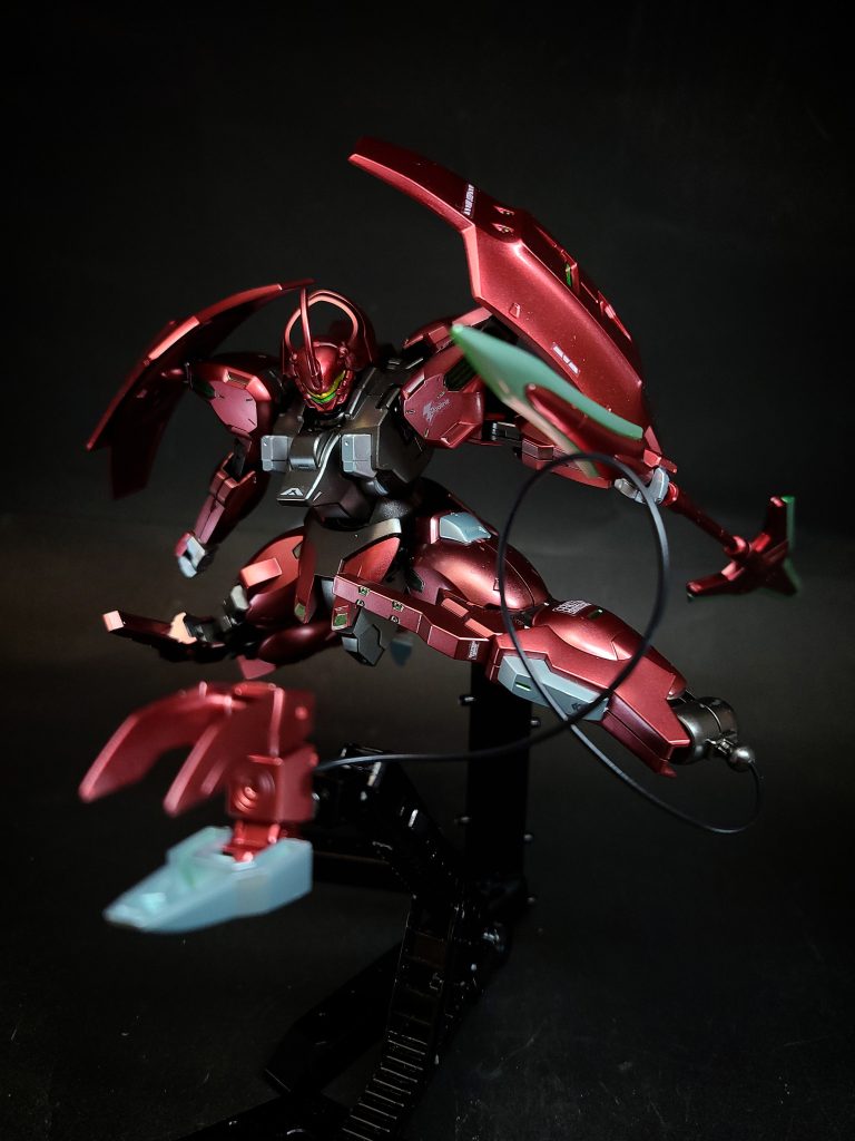 イーシュヴァラドローン機能を有する攻撃ユニットの総称。マニピュレータが組み込まれた両前腕部のAタイプと背面にマウントされたBタイプがあり、Aタイプはビームジャベリン(ビームアンカーとビームクナイ)を装備し、Bタイプにはビームサーベルが内蔵され、合計4つの刃で立体的な攻撃を行う。