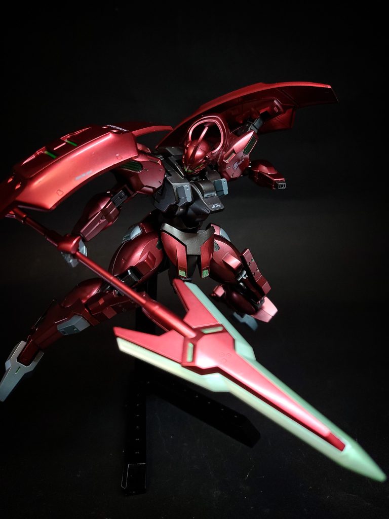 アンビカー両肩に装備された大型シールド形状のドローン防御ユニット。意思拡張AIに基づいた自律防御行動を行う。