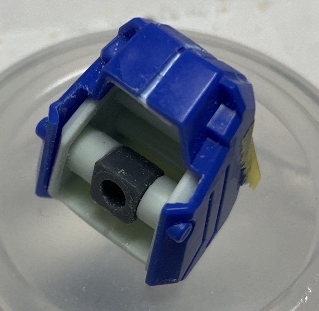 リヴァイブガンダムの肩パーツを使用して、増加装甲を装着してるっぽくしています！