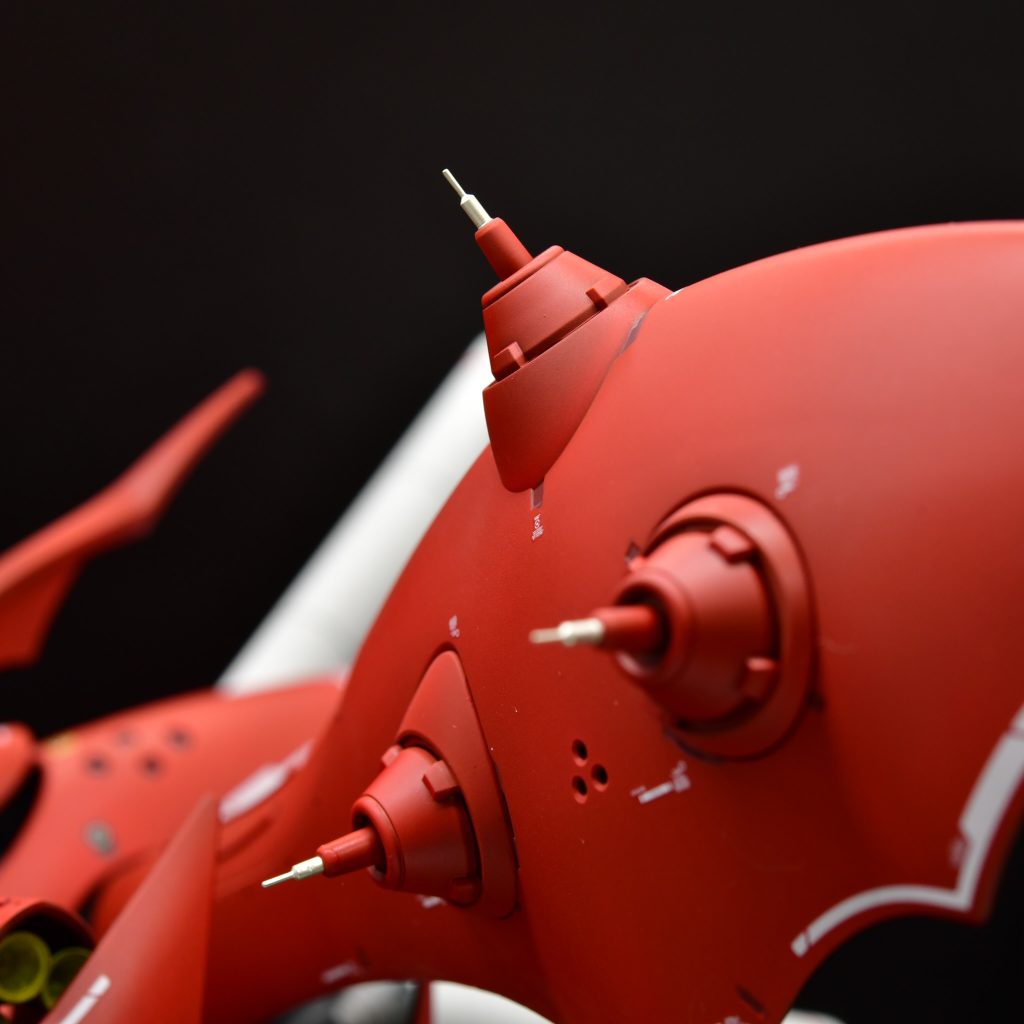 各所にピンバイスで1.7〜2.0mmの穴を開けて、ビットで面取りをやりました。ファンネルの砲身に穴を開けてICソケットを加工して取り付けています。