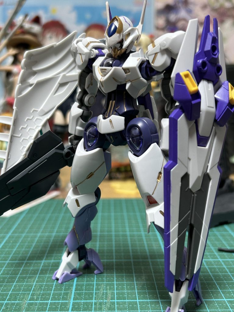 前面。大剣、左腕と同化した盾…モチーフは某悪魔狩りゲームのボスです。昔プレイしてデザインに一目惚れし、ガンプラを弄り始めてから「いつか作れたら…」と思っていたのを形にしました。使用キットHGルプスHGベギルベウHGエアリアルHGルプスレクスSDEXウイングゼロカスタム等…使用塗料ガンダムマーカーレッドゴールドパープルイエローゴールドMSホワイトスプレー