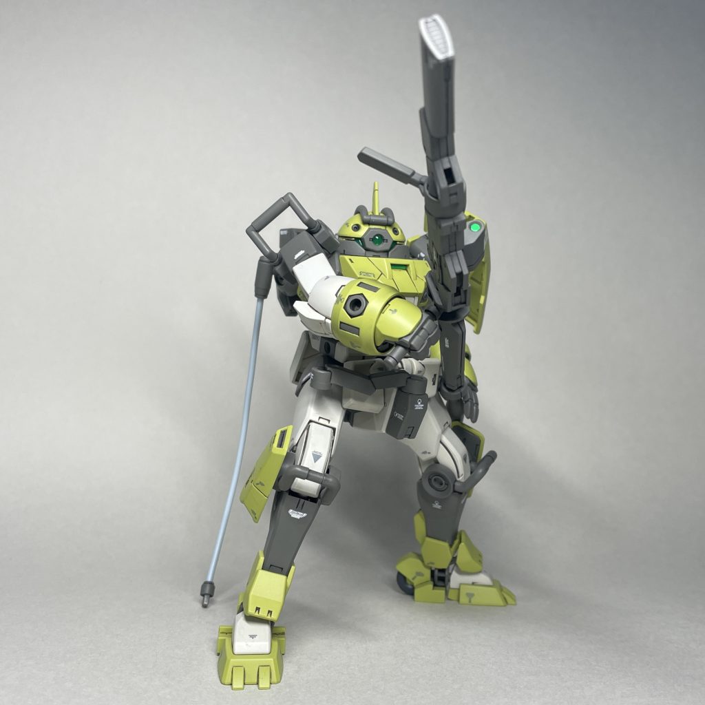 追加画像 まえ「チュチュ、持ち方逆❗️」 ビームライフルとして使っていないので、腰部マウントとエネルギー供給チューブを外しています。