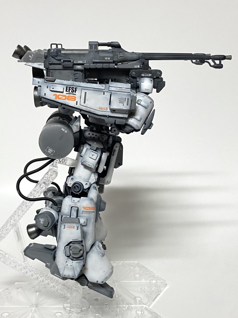 前後、横から。ガンキャノンディテクタを宇宙空間戦仕様にカスタムした機体 時代背景的には逆シャア後、ユニコーン前ぐらい。フィンファンネルで小型化されたIフィールド発生器を両肩、腹部両足に装備し強力なIフィールドバリアを展開して母艦の対ビーム防御を行う。