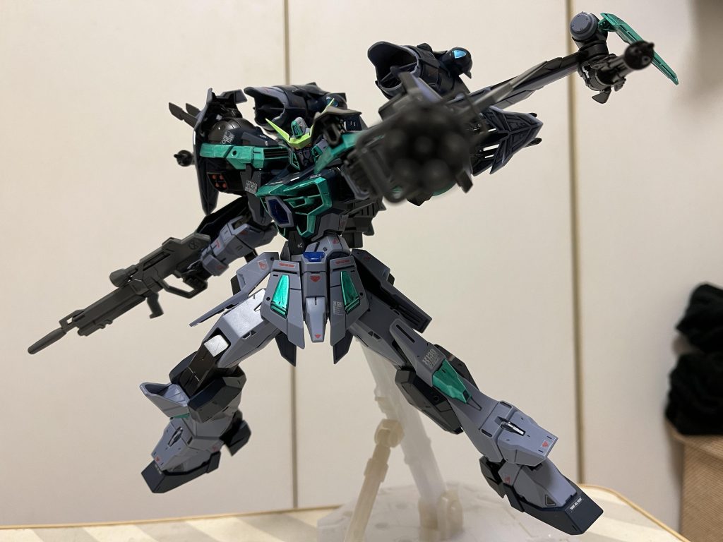 シールド持った腕は肩の武装に干渉しまくりますwこのシールドもアレやけど、実戦だとアドラーも絶対振り回せないと確信w