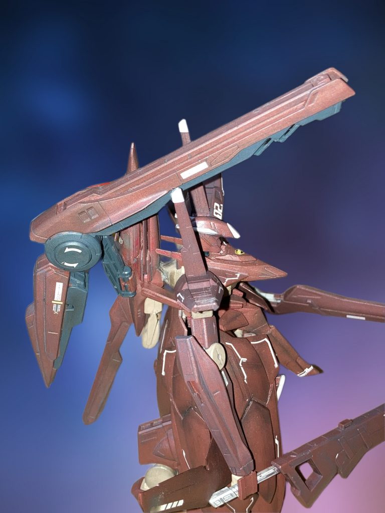 塗装の後、一度目のクリアを吹き、エナメルのダークグレーで墨入れ+ウォッシング、その後デカールを貼り、保護のためまたクリア吹き。ウェザリングを必要最低限で入れて、計3回クリアは拭いてます。クリアは速乾性の建材用、アサヒペンのクリエィティブカラーの艶消しを自分は使ってます。プラへの攻撃性は若干ありますが、下地の塗装が滲まず何より乾きが早く、乾けば塗膜が丈夫になるところが気に入ってます。