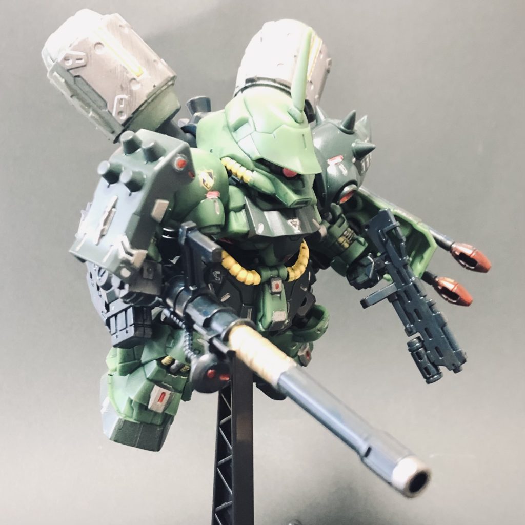 やったのはフィルタリキッドで陰影を付け、メタルカラーとシタデルで部分塗装。ワンポイントにガンダムマーカーを使って、あとはパイプ部分をさらっと墨入れ