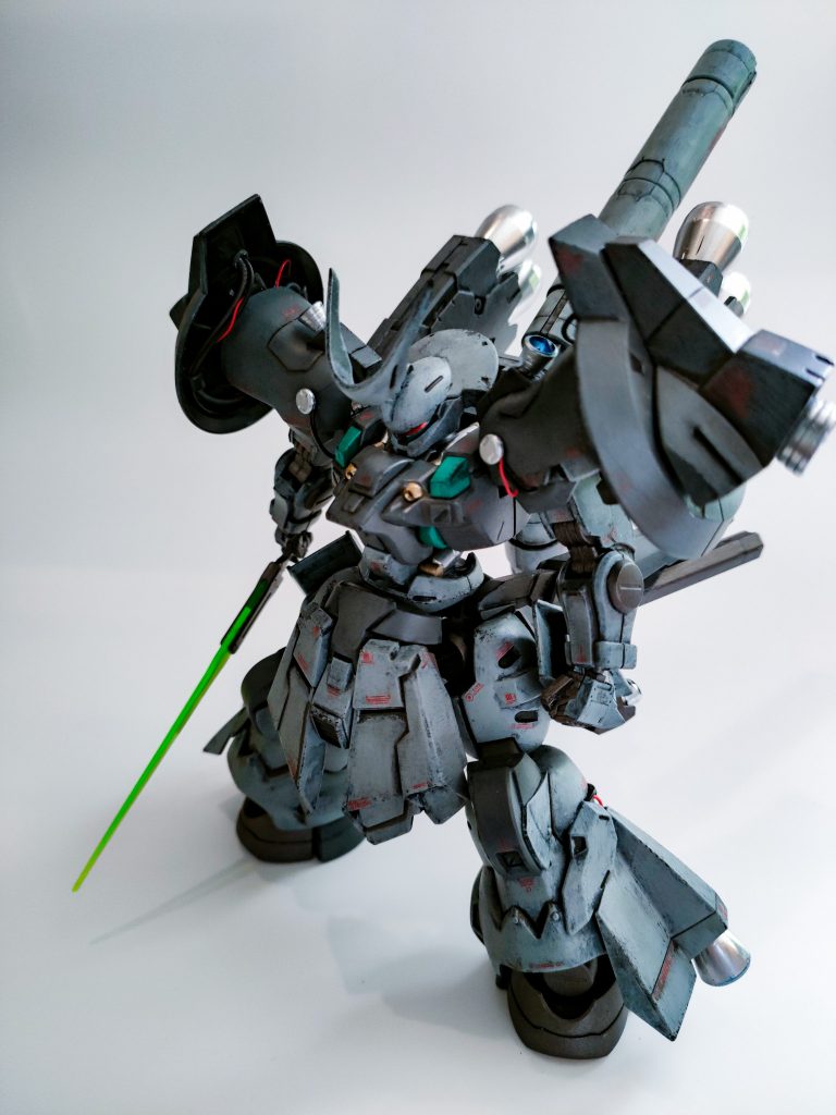 キット説明書に記載されたディランザのコンセプトを読んで「ジオに近い」と感じた為イメージを寄せました。パーツを盛るうちに遠ざかって行きましたが、ビームソードを持つと中々サマになっていると思います。