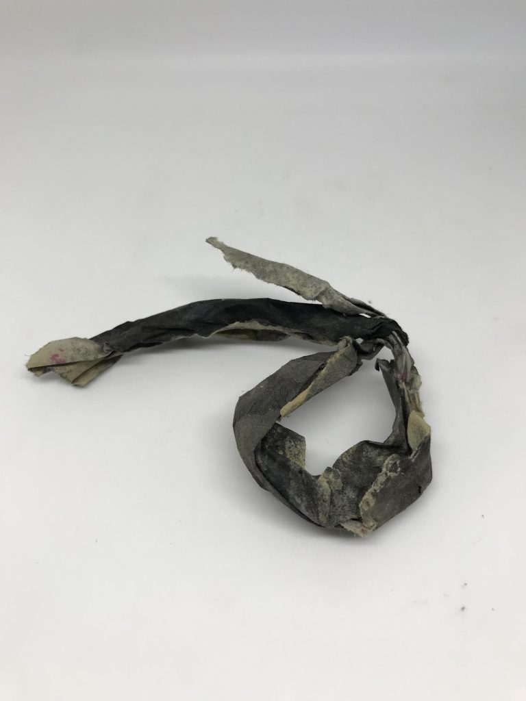 ついでにマフラー部分も作っておくと尚良し細長くちぎった紙で写真の様に適当に円を作りますマントも破れたり長さが足りなかった場合に備えて、予備を数枚作っておくと失敗したとき安心です