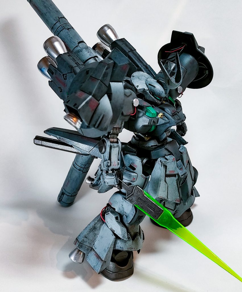 いわゆる筆塗り黒立ち上げを目指して塗装しています。上手くできているでしょうか。黒立ち上げと言えばグラデーションの容易なエアブラシの技法ですが、モールド周辺やエッジに下地色を残すことで筆塗りでも擬似的な黒立ち上げが出来ないかと試行錯誤しています。黒背景と白背景で色味が大きく違うのはスマホと照明と私の腕のせいです。