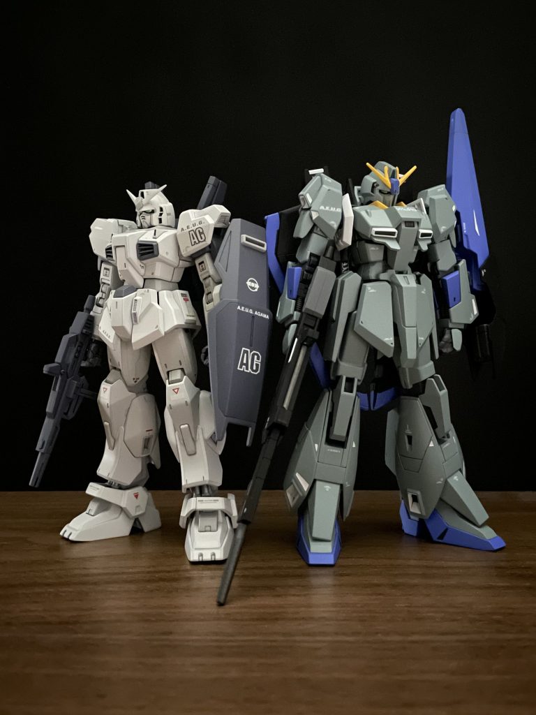 ガンダムMk-II(旧キット成形色カラー)とZガンダム(FAZZカラー)。REVIVE版はスタイリッシュでシンプルなカラーリングでも格好良く仕上がっていいですね。