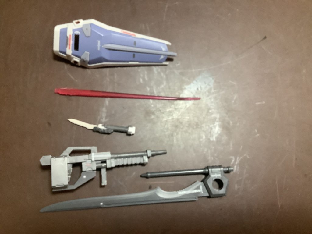 こちらは全武装。ガンダムアストレイのビームサーベルを塗装し、アーマーシュナイダーを取り付け。クローとしても使えるし、ビームサーベルとしても使えます。その他はグレイズのライフル、グランドスラム、ディアクティブモード付属のシールド。