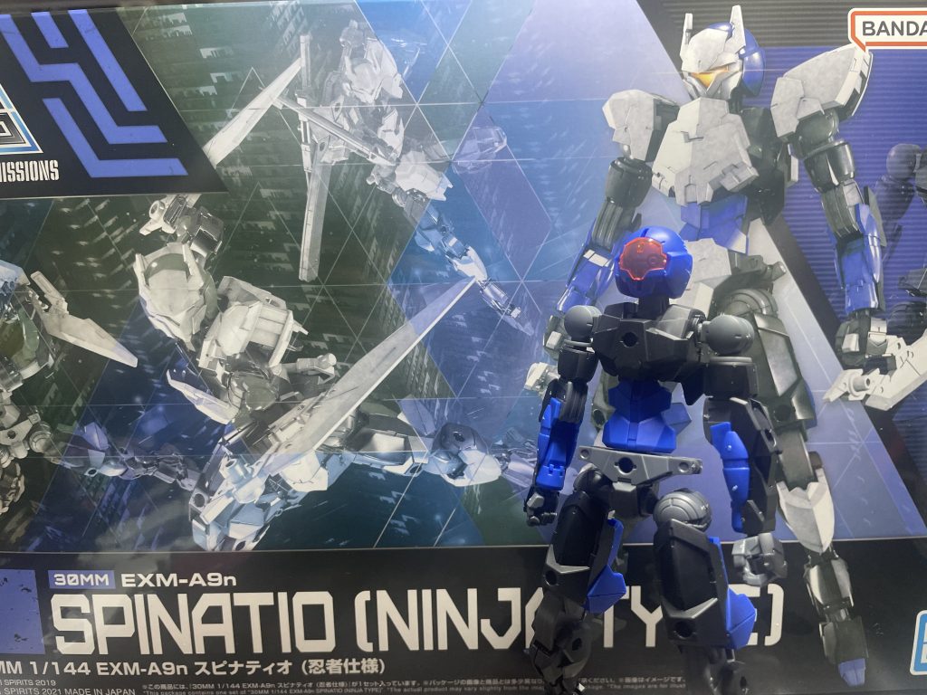 と、まぁ今回は「忍者部隊月光」をYouTubeで観た時に思いついた事を勢いで作成したガンプラ？です。素体となるのは30mmのスピナティオ(忍者仕様)となっています。8割以上がコイツなんでガンプラと呼ぶべきか疑問ですが、顔とランドセルがガンダムなんで一応ガンプラという事で。